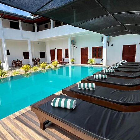 Sundowners Guesthouse Hikkaduwa Ngoại thất bức ảnh