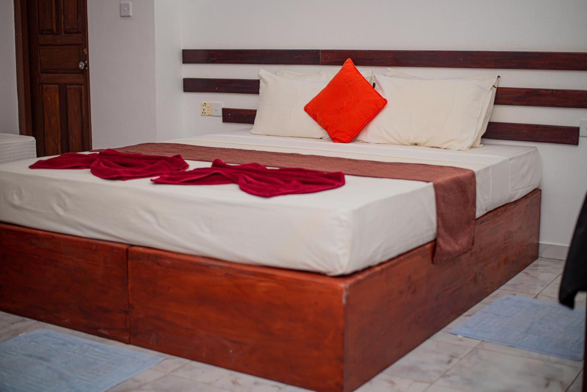 Sundowners Guesthouse Hikkaduwa Ngoại thất bức ảnh