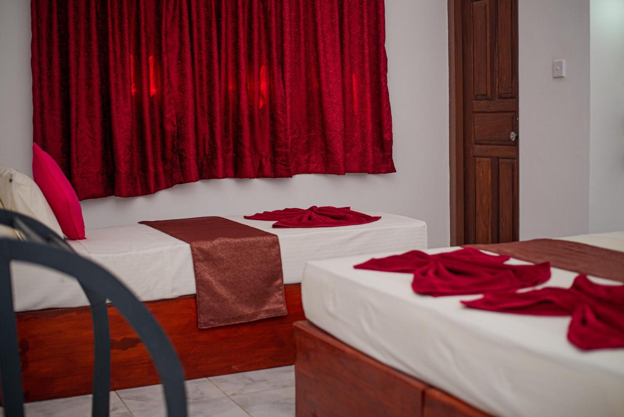 Sundowners Guesthouse Hikkaduwa Phòng bức ảnh