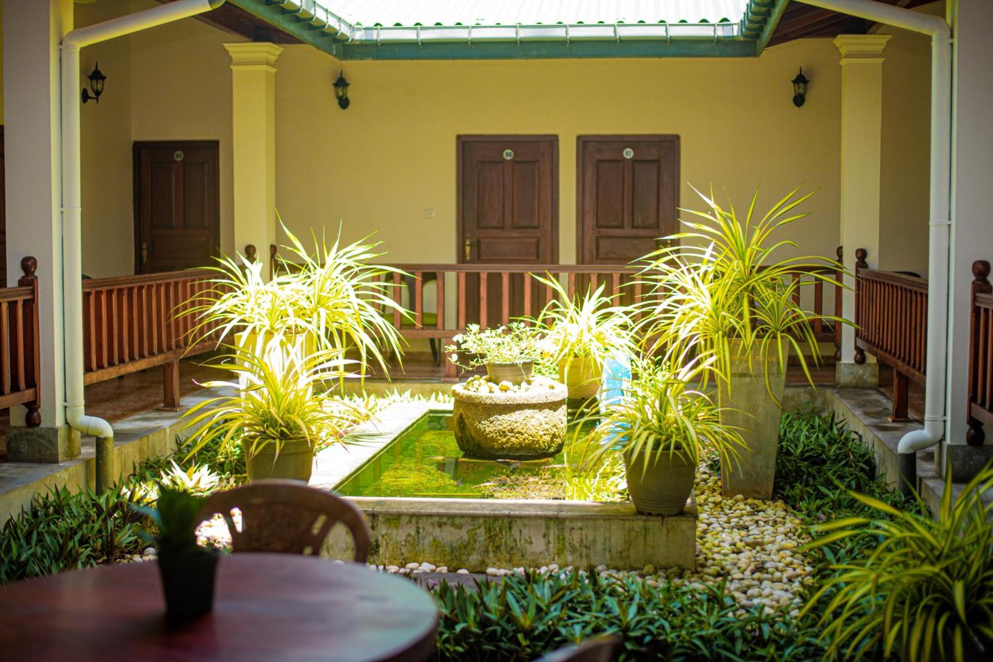 Sundowners Guesthouse Hikkaduwa Ngoại thất bức ảnh