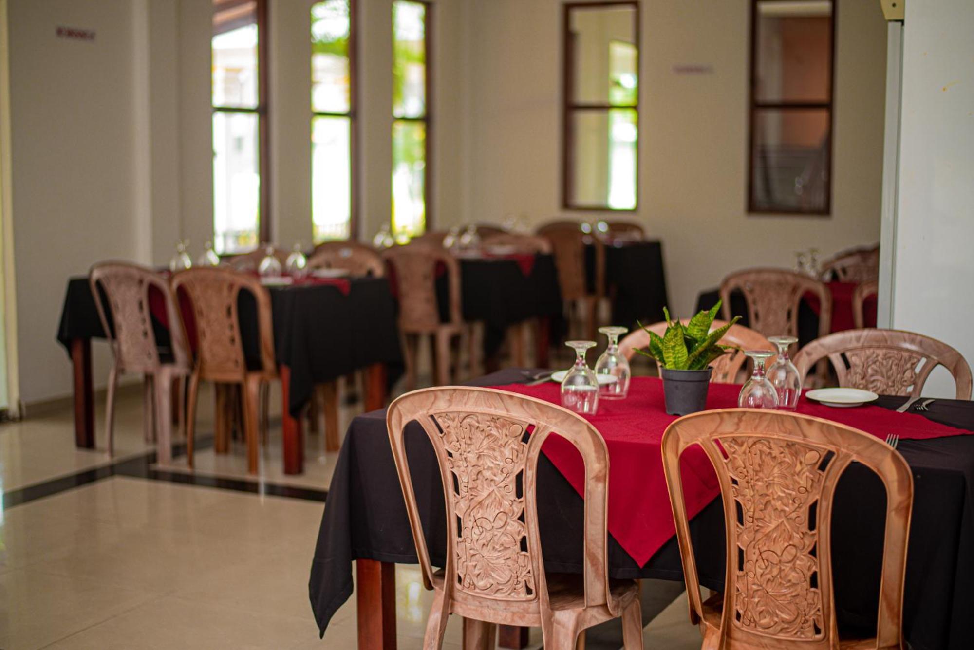 Sundowners Guesthouse Hikkaduwa Ngoại thất bức ảnh