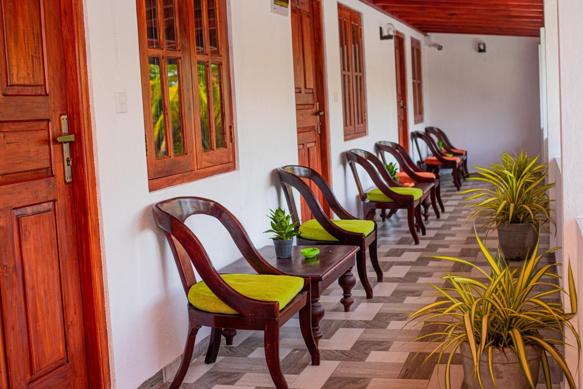 Sundowners Guesthouse Hikkaduwa Ngoại thất bức ảnh