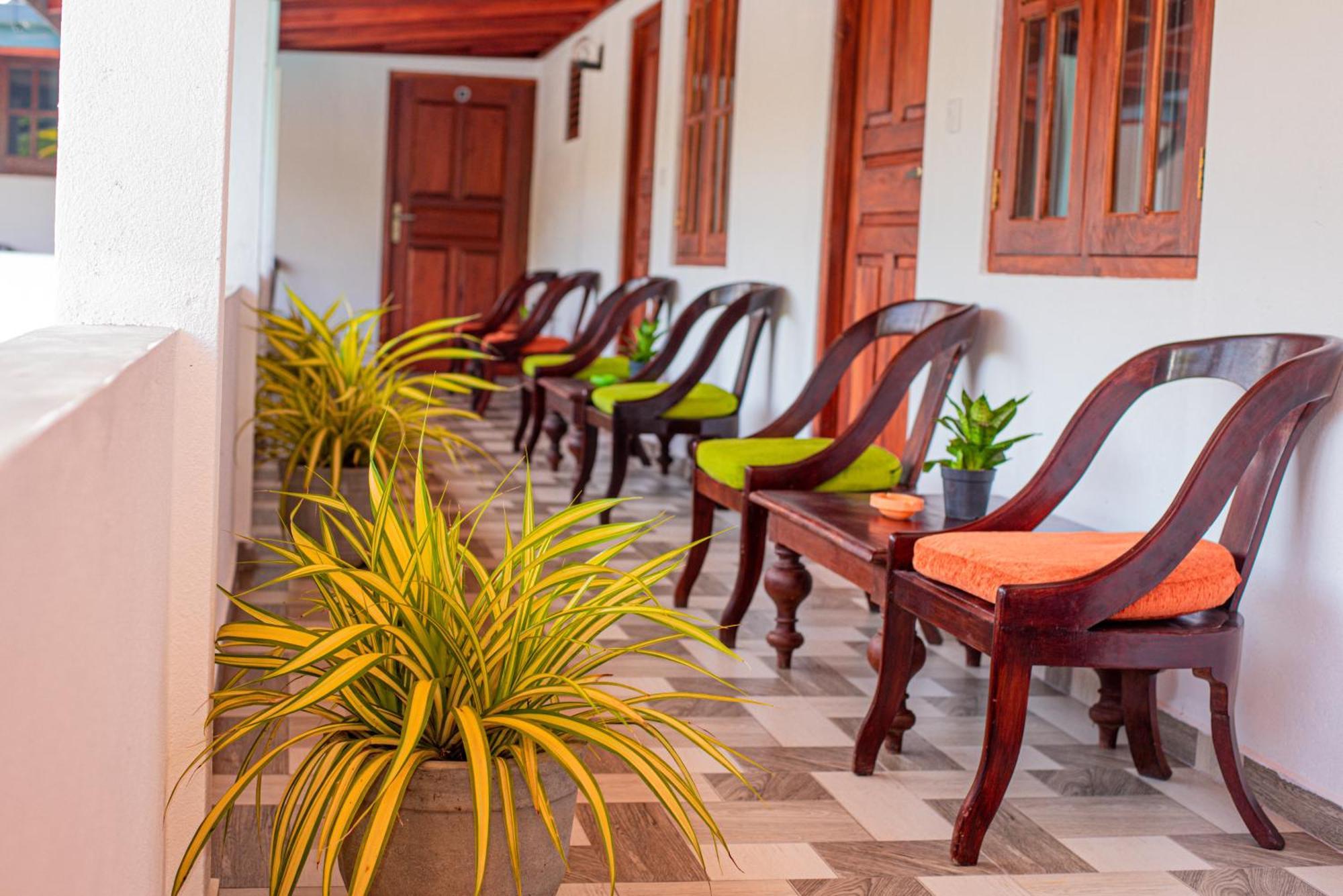 Sundowners Guesthouse Hikkaduwa Ngoại thất bức ảnh