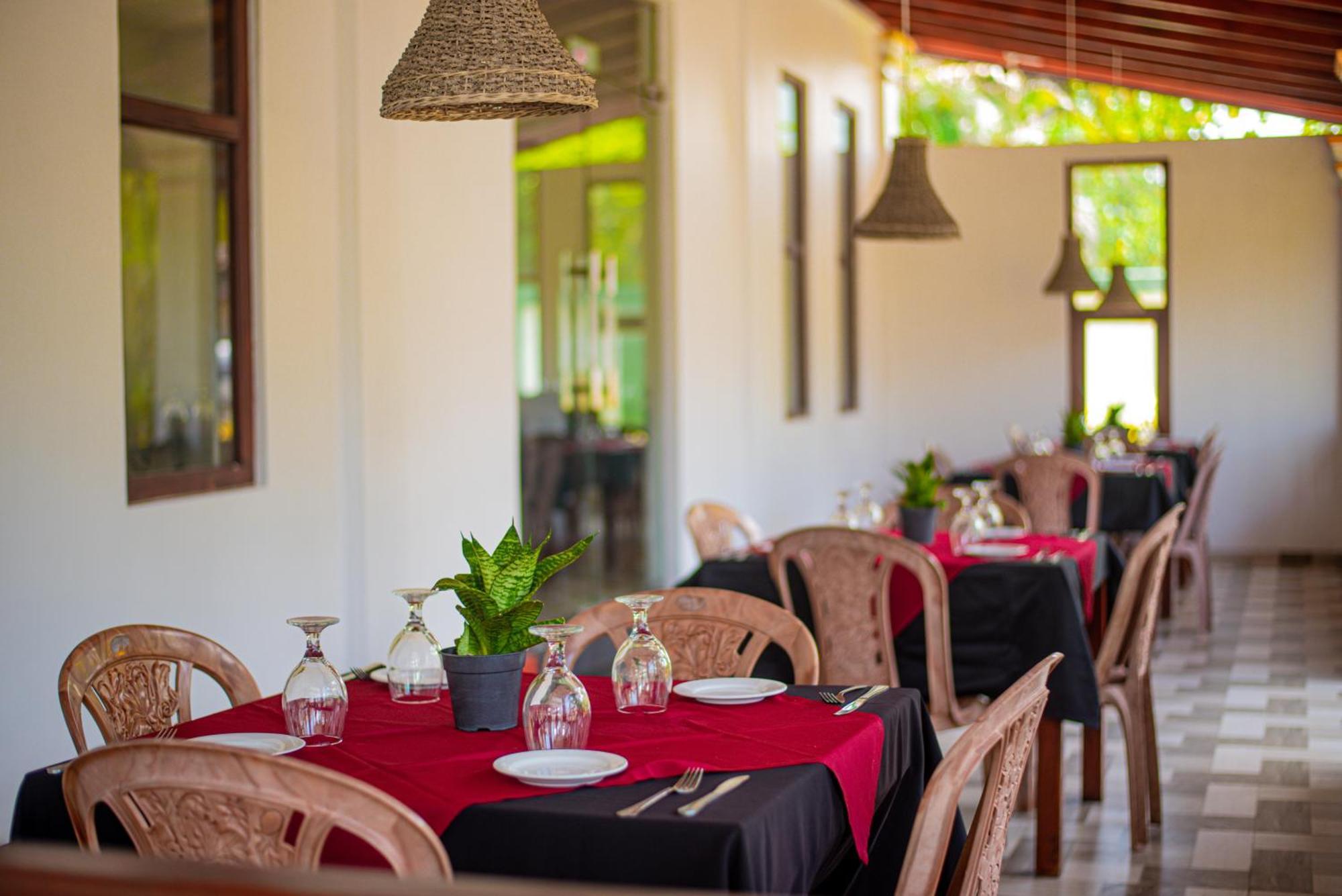 Sundowners Guesthouse Hikkaduwa Ngoại thất bức ảnh