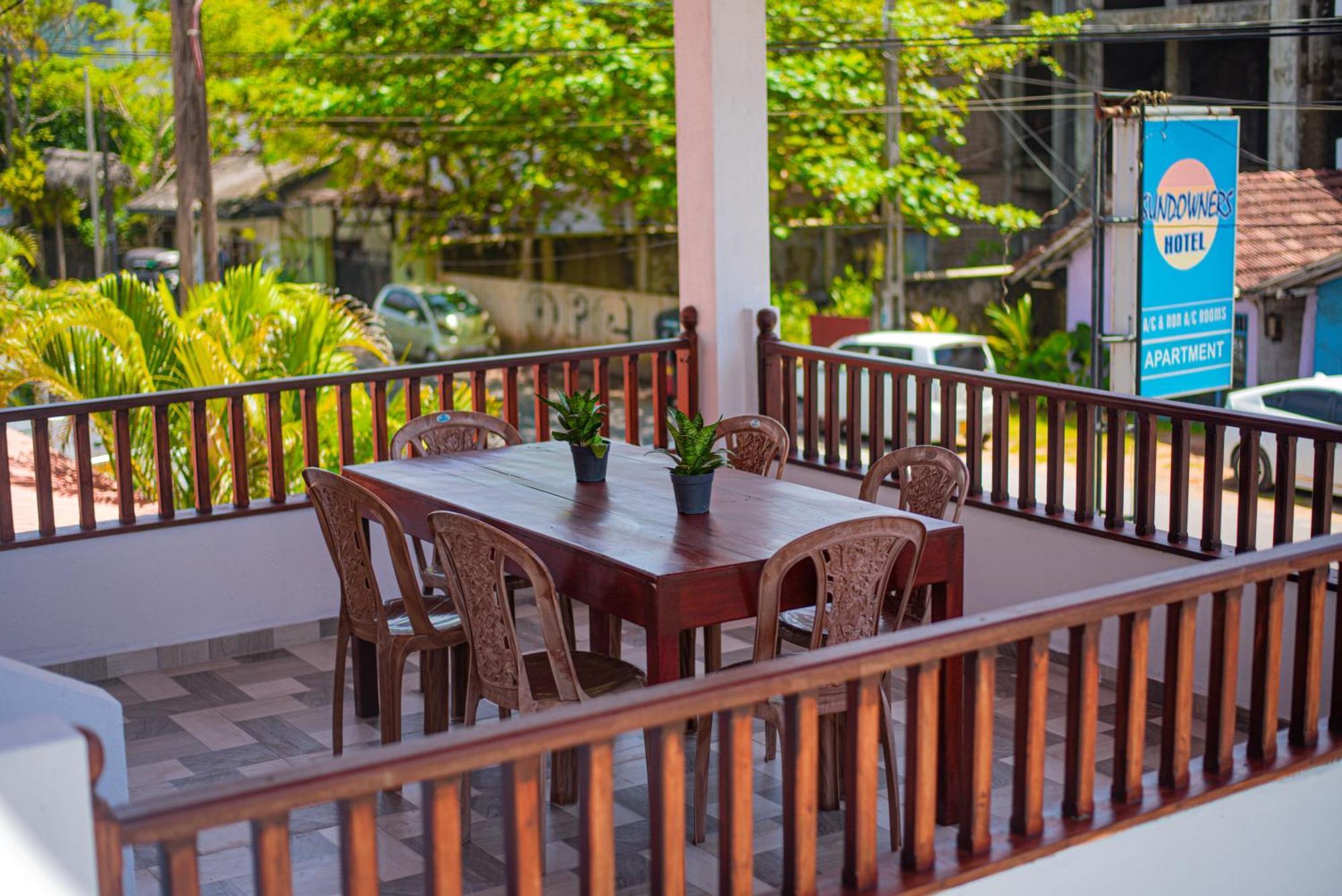 Sundowners Guesthouse Hikkaduwa Ngoại thất bức ảnh