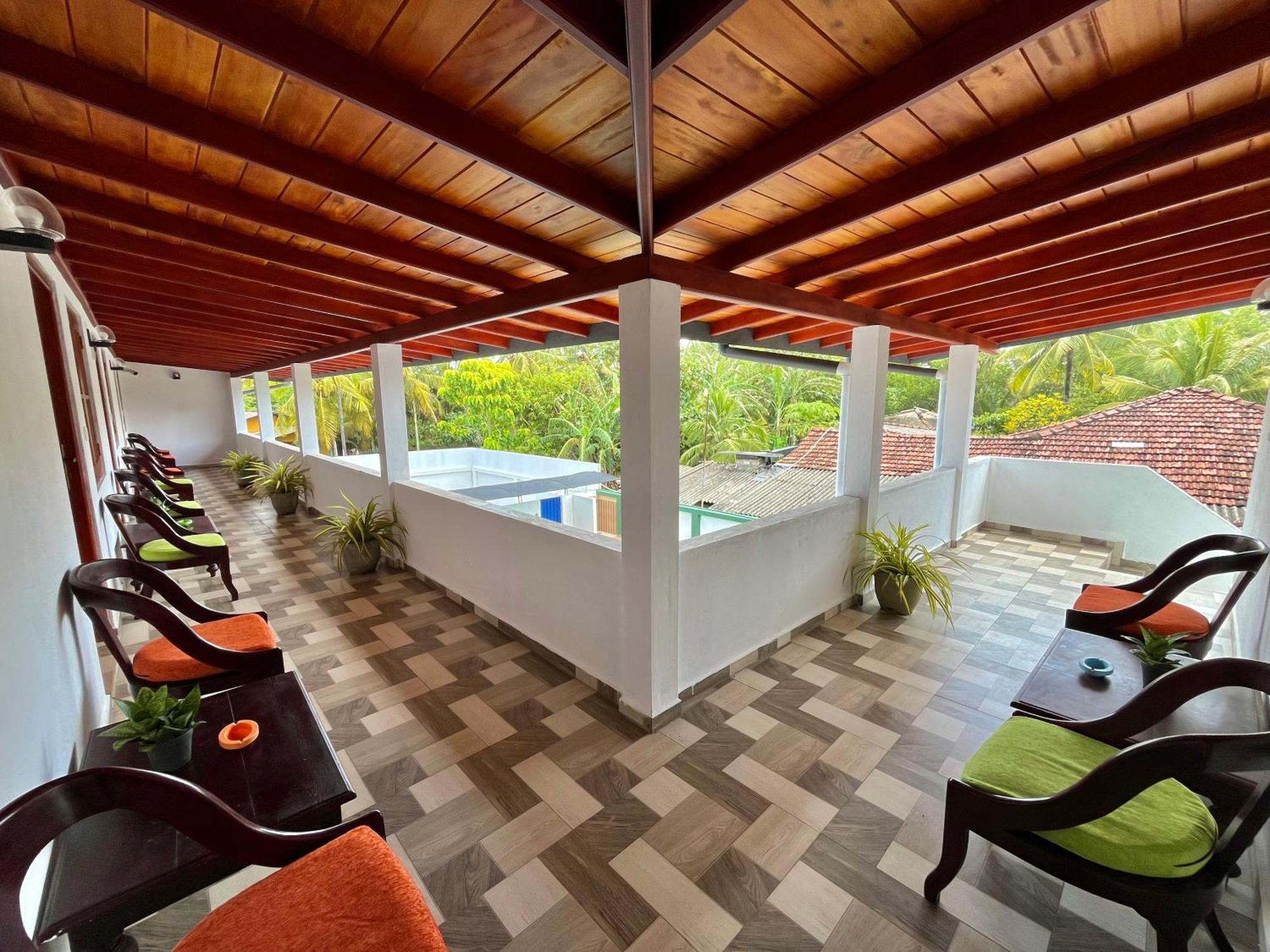 Sundowners Guesthouse Hikkaduwa Ngoại thất bức ảnh