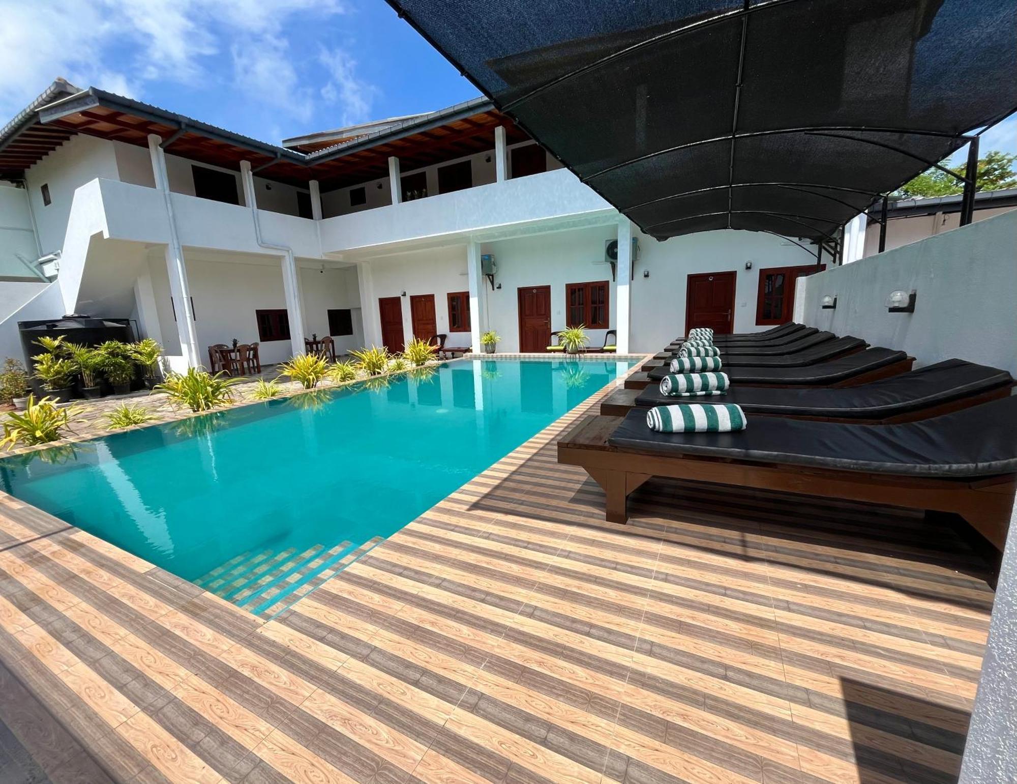 Sundowners Guesthouse Hikkaduwa Ngoại thất bức ảnh