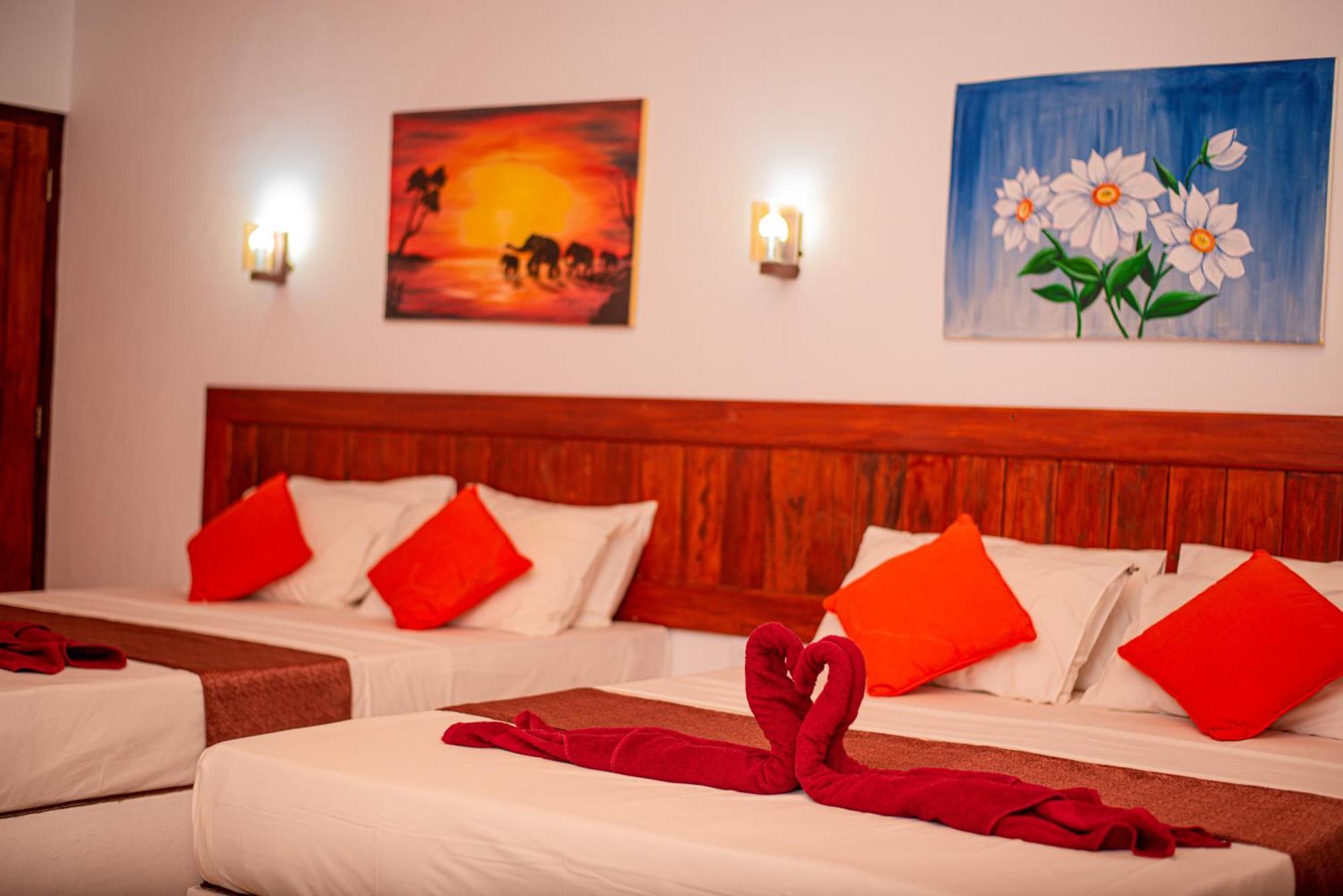 Sundowners Guesthouse Hikkaduwa Ngoại thất bức ảnh