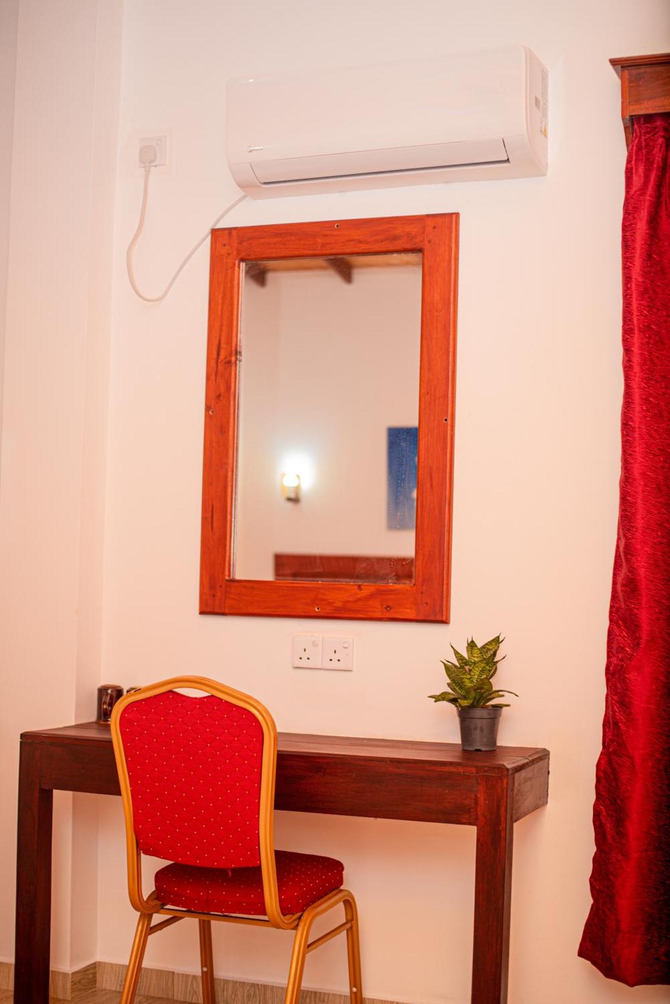 Sundowners Guesthouse Hikkaduwa Ngoại thất bức ảnh